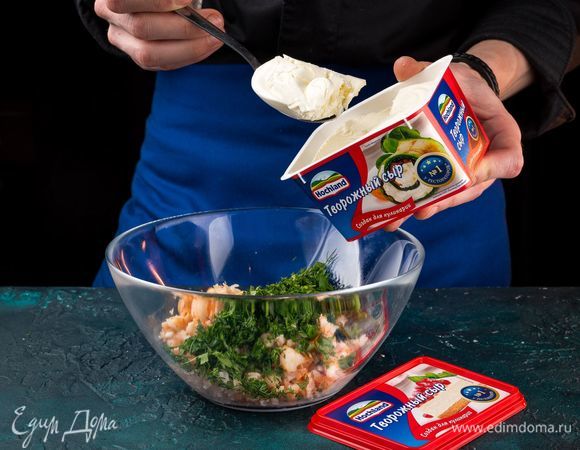 Смешайте в миске творожный сыр, креветки и зелень.