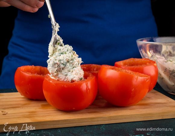 Наполните помидорные чашечки сырной начинкой.