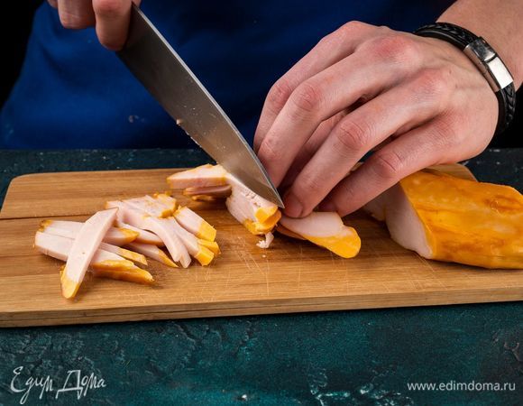 Нарежьте соломкой копченую куриную грудку.