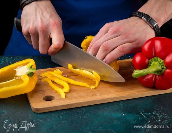 У сладких перцев удалите перегородки и семена, нарежьте тонкой соломкой.