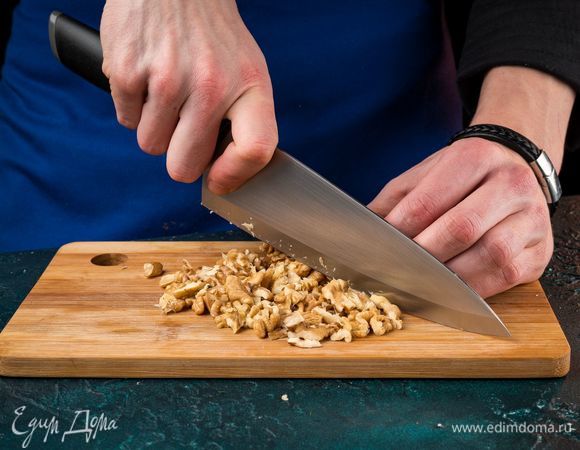 Измельчите грецкие орехи.