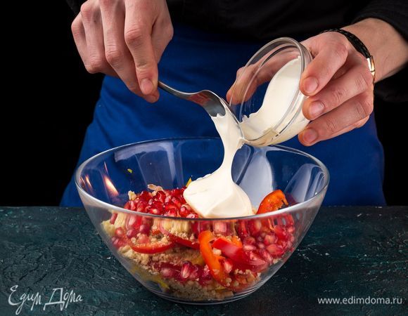 Посолите начинку по вкусу, добавьте майонез.