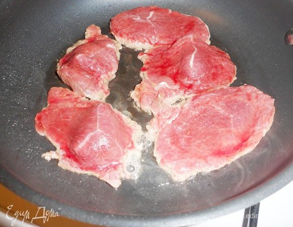 Обжарить мясо на сковороде на растительном масле с двух сторон.