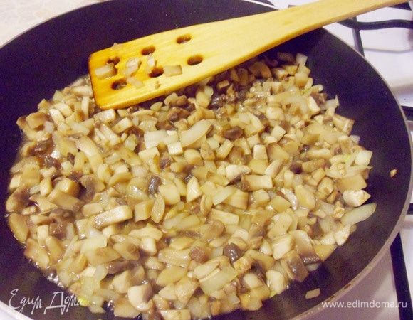 Обработанные шампиньоны и репчатый лук измельчить и обжарить на сковороде до полного испарения влаги.
