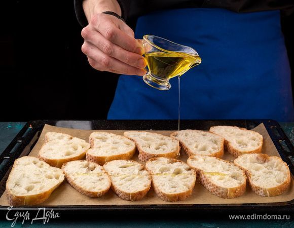 Сбрызните маслом и отправьте в духовку на 10 минут при температуре 180°C.