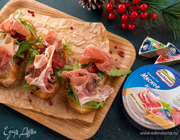 Украсьте брускетты листьями базилика и кедровыми орешками, сервируйте на блюде. Приятного аппетита!