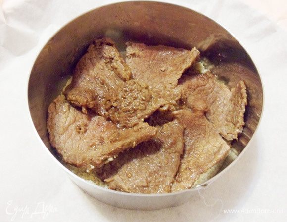 Сверху положить кусочки жареной говядины.