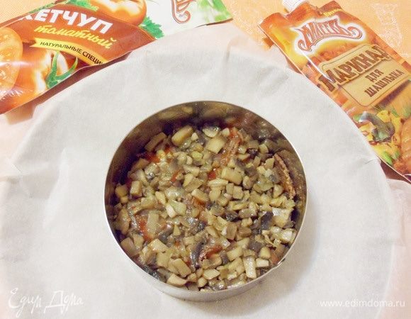 Следующим слоем выложить обжаренные шампиньоны с репчатым луком.