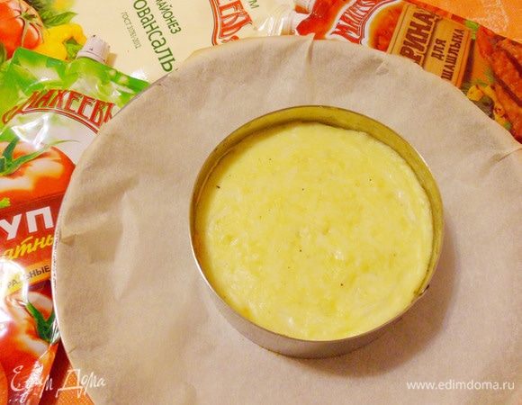 Говядина под чесночно-картофельным майонезом готова.