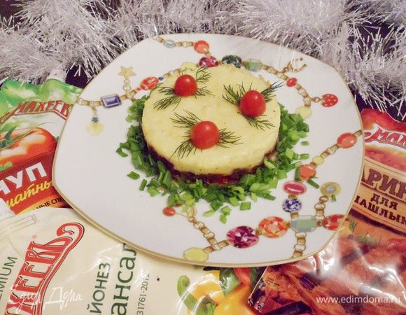 Говядина под чесночно-картофельным майонезом к новогоднему столу готова. Приятного аппетита! Угощайтесь! С наступающим Новым годом!