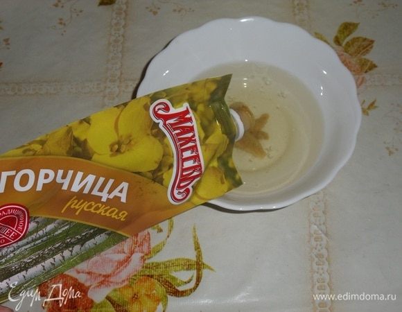 Готовим соус-заправку. В чашке смешиваем огуречный рассол, растительное масло и горчицу. Я использую горчицу ТМ «МахеевЪ».