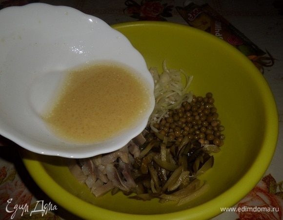 Добавляем соус-заправку в чашку к овощам и рыбе. 