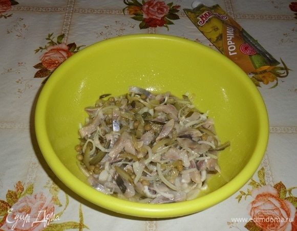 Хорошо перемешиваем. И, самое главное, дать салату настояться хотя бы 1 час в холодильнике. У нас это не всегда удается, едят сразу же.