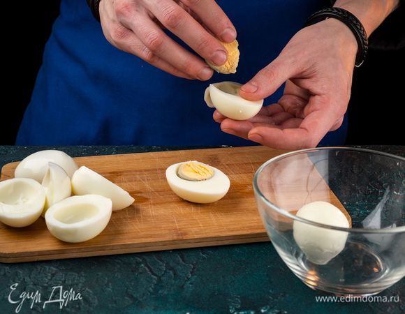 Отварите яйца вкрутую, очистите от скорлупы, разрежьте пополам и удалите желтки.