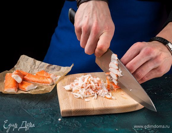 Нарежьте крабовые палочки.