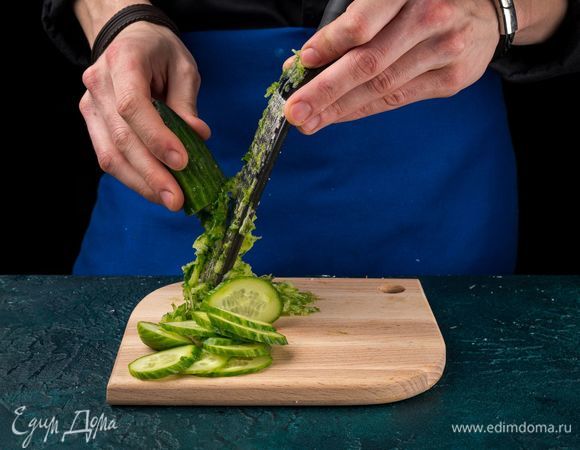 Натрите свежий огурец на терке. Оставшийся огурец нарежьте тонкими кружками.