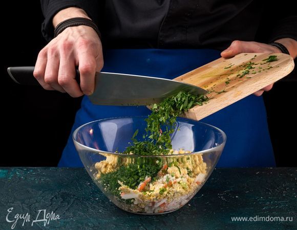 Смешайте крабовые палочки, натертые огурцы и растертые желтки. Нашинкуйте пучок петрушки и добавьте.
