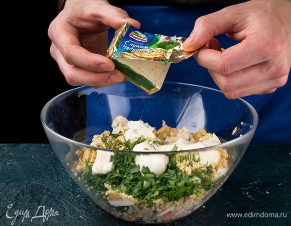 Добавьте плавленый сыр Hochland «Суп и Соус» с луком и чесноком и майонез. Посолите по вкусу. Перемешайте.