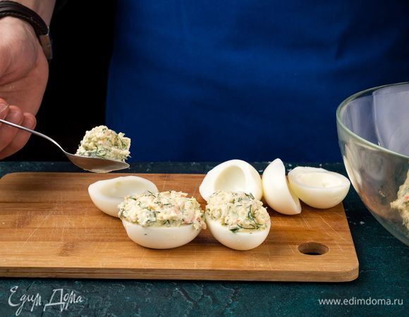 Наполните половинки вареных белков начинкой.