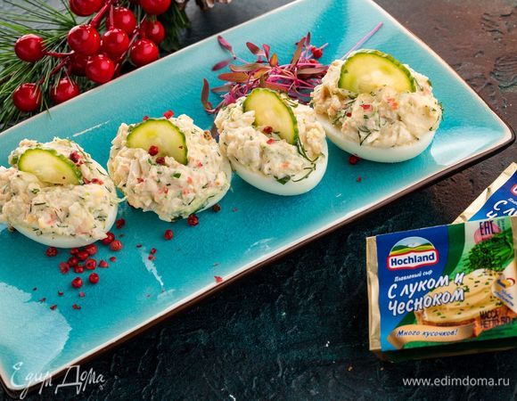 Вставьте в начинку вертикально кружки огурцов. Сервируйте на блюде. Приятного аппетита!