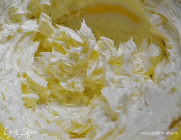 Отдельно взбить мягкое масло.