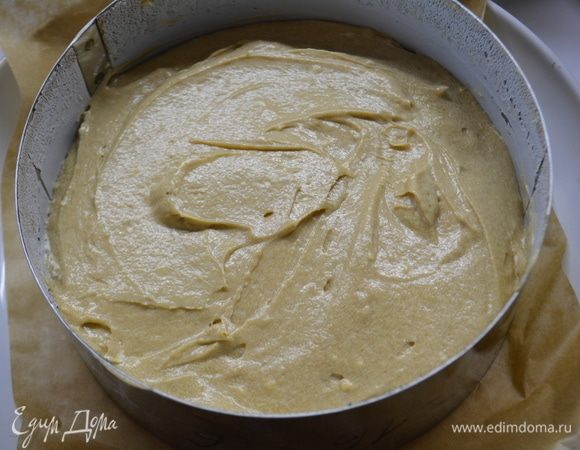 Соединить с яично-кофейной массой. Муку просеять с ванилином и разрыхлителем, перемешать с орехами. Соединить сухие и жидкие ингредиенты. Выложить в форму, смазанную маслом, и присыпанную мукой. Выпекать при 180°С 30–40 минут. Готовность проверять шпажкой.