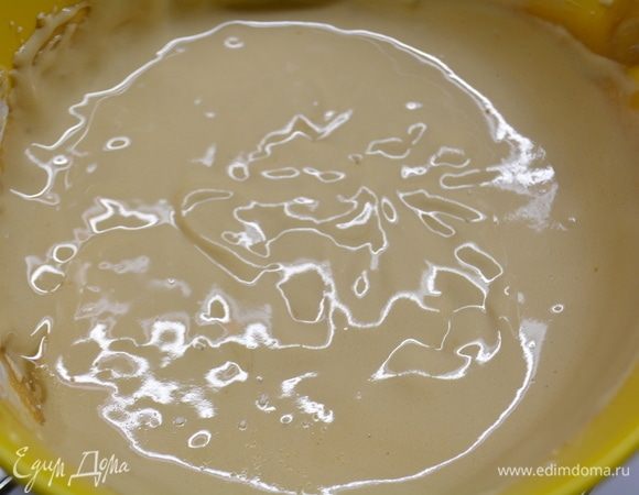 Для помадки нужно заварить кофе водой и смешать с сахарной пудрой. Взбить миксером до увеличения и побеления.