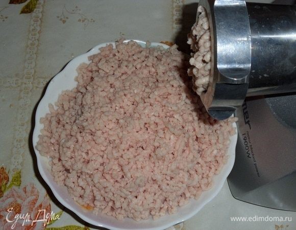 Куриное мясо с 1 луковицей пропускаем через мясорубку. Хорошо перемешиваем. Солим по вкусу.