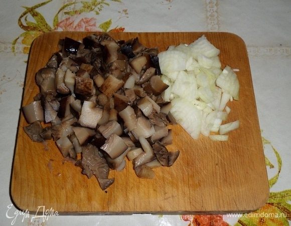 Мелко нарезаем луковицу. Кубиком нарезаем отваренные грибы.