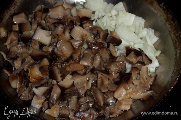 В сковороду наливаем растительное масло. Выкладываем лук и грибы.