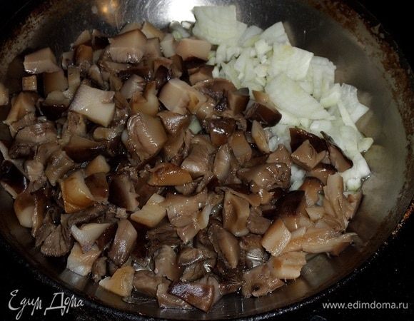 В сковороду наливаем растительное масло. Выкладываем лук и грибы. 