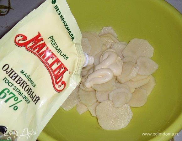 Выкладываем нарезанный картофель в чашку. Добавляем 3 ст. л. майонеза ТМ «МахеевЪ». 