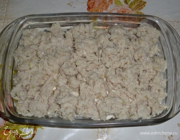 Поверх картофеля выкладываем куриный фарш. Смазываем 2 ст. л. майонеза ТМ «МахеевЪ».