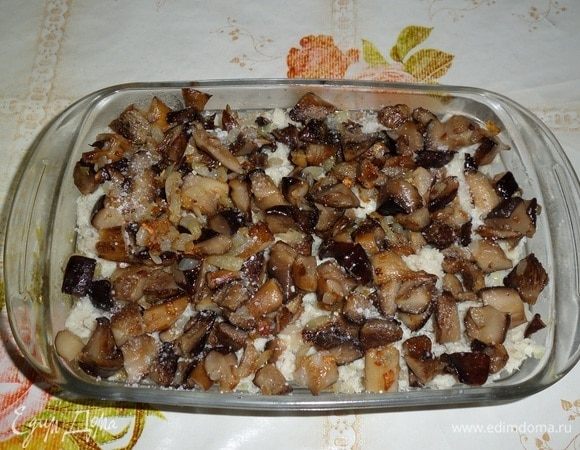 Затем выкладываем обжаренные с луком грибы. Равномерно распределяем. Солим по вкусу.