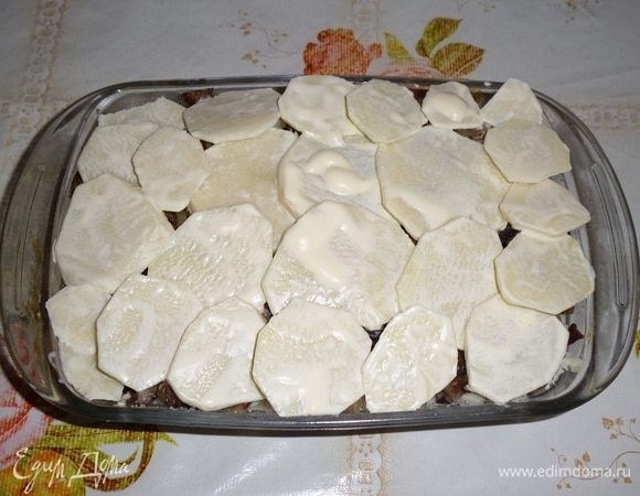 Поверх грибов выкладываем вторую половину картофеля. Накрываем форму фольгой.
Помещаем форму в разогретую духовку.