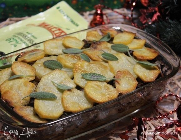 Подаем запеканку, добавив ароматную зелень.