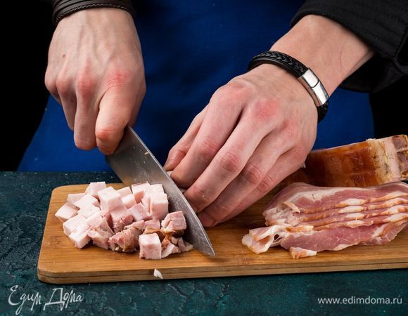 Нарежьте свиную грудинку кубиками, а бекон — соломкой. Высыпьте все в сковороду к грибам с луком. Хорошо перемешайте.