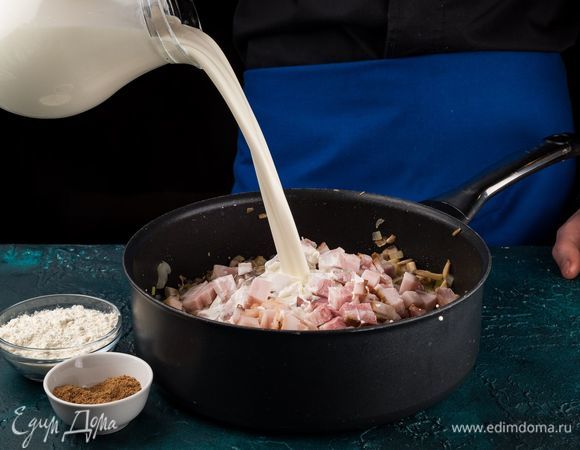 Влейте теплые сливки. Затем добавьте муку, соль и специи по вкусу.