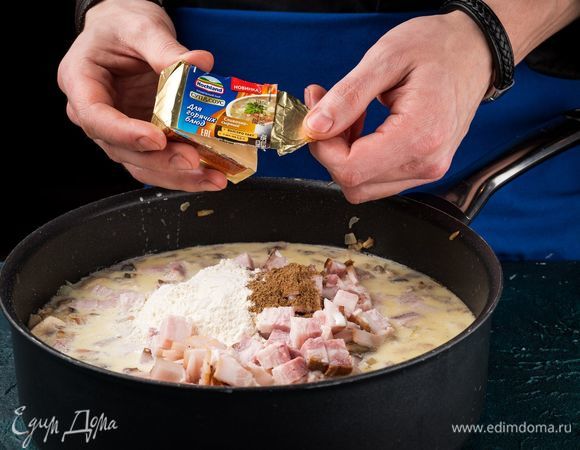 Положите плавленый сыр целиком. Дождитесь, пока он полностью растворится.