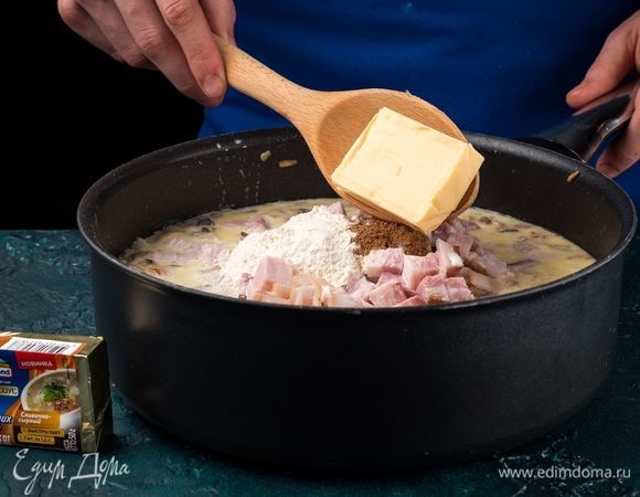 Томите начинку на слабом огне до полного загустения.