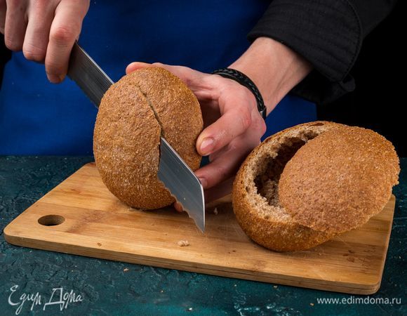 Срежьте у булочек крышечки, удалите мякиш, наполните горячей начинкой и накройте крышечками. 