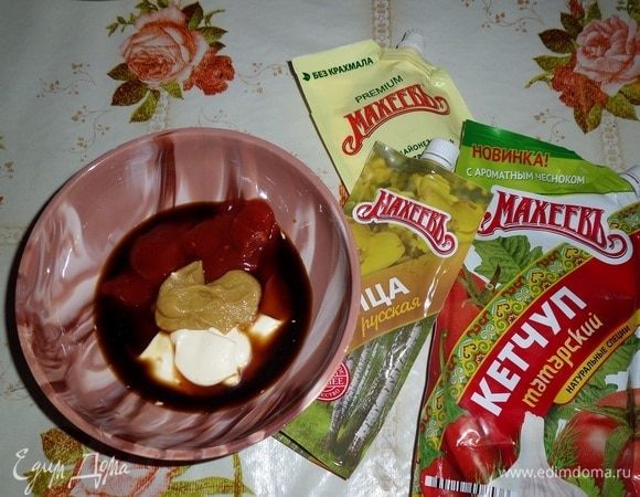 Готовим маринад. В чашку выкладываем майонез, кетчуп, горчицу ТМ «МахеевЪ». Добавляем соевый соус.
