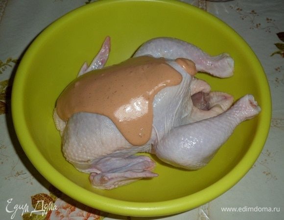 Курицу кладем в глубокую чашку и добавляем приготовленный маринад.