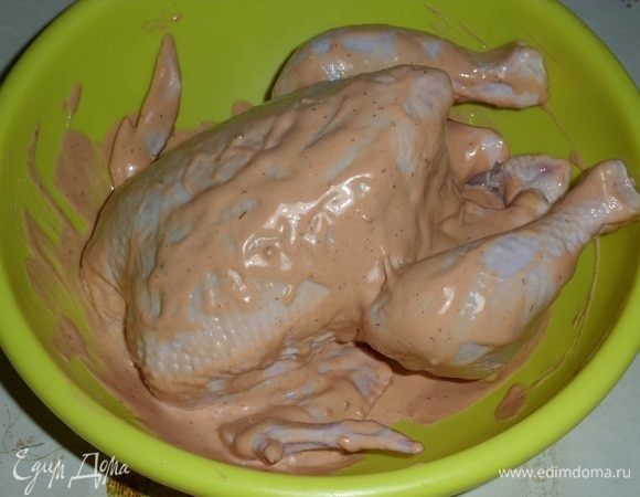 Равномерно обмазываем курочку маринадом снаружи и внутри. Закрываем чашку и отправляем на 1 час в прохладное место. За это время курочку нужно будет 2–3 раза перевернуть, чтобы птица равномерно замариновалась.