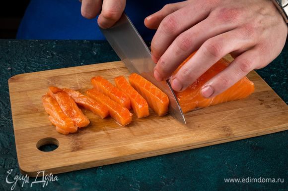 Нарежьте филе рыбы тонкими полосками.