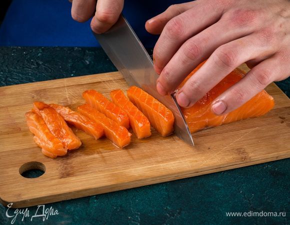 Нарежьте филе рыбы тонкими полосками.