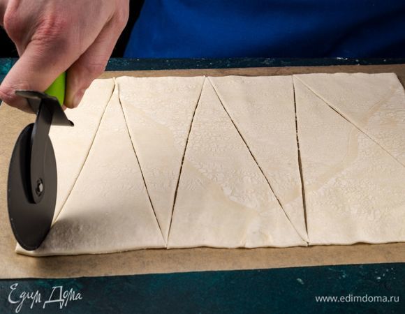 Пласт теста раскатайте. Разрежьте его на треугольники, как пиццу.