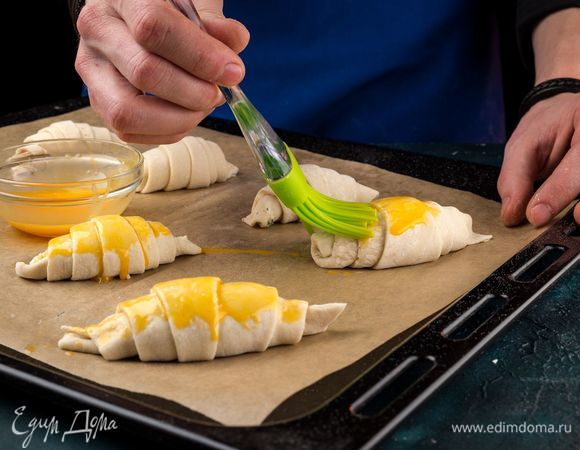 Смажьте каждый круассан желтком.