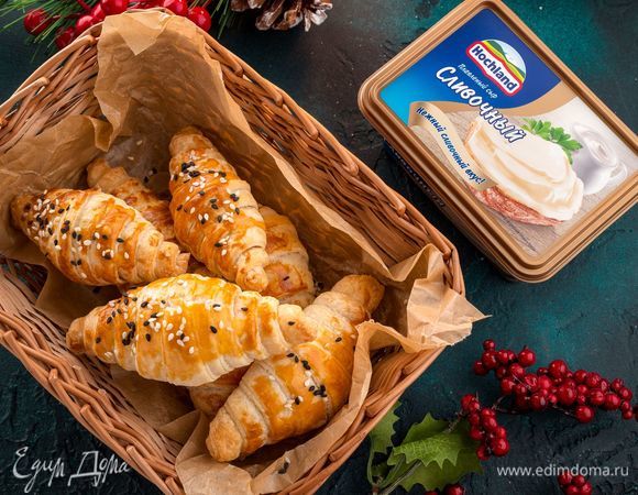 Выпекайте круассаны в духовке при 180°C примерно 20 минут. Смажьте сливочным маслом и посыпьте кунжутом. Приятного аппетита!