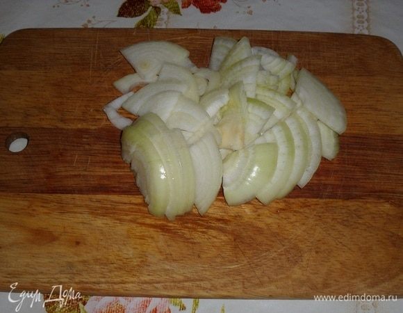 Нарезаем лук.